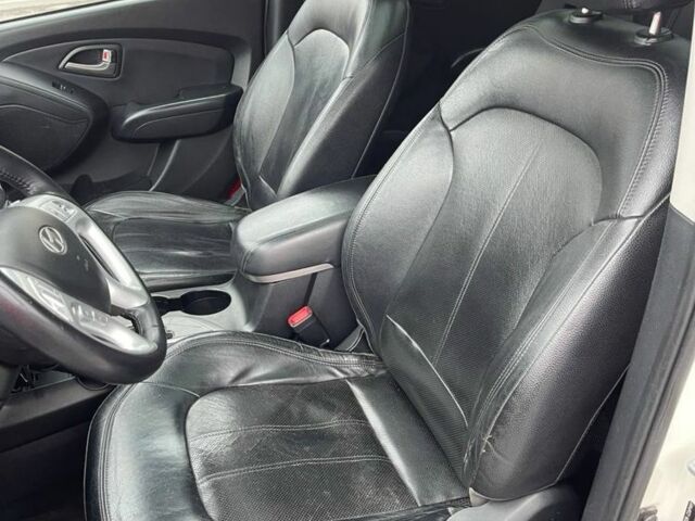 Белый Хендай их35, объемом двигателя 2.4 л и пробегом 202 тыс. км за 11000 $, фото 4 на Automoto.ua