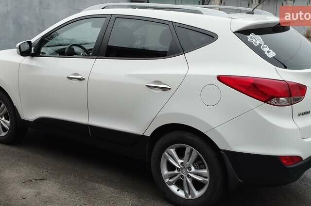 Белый Хендай их35, объемом двигателя 2 л и пробегом 215 тыс. км за 9900 $, фото 2 на Automoto.ua