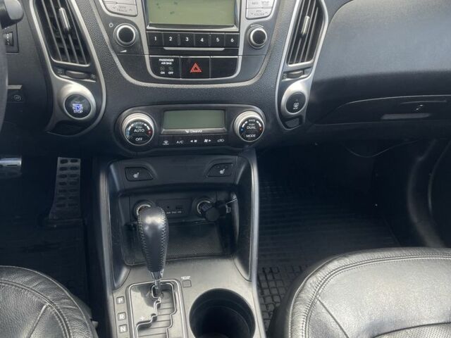 Белый Хендай их35, объемом двигателя 2.4 л и пробегом 202 тыс. км за 11000 $, фото 10 на Automoto.ua