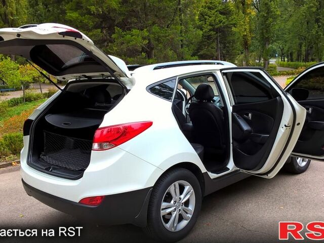 Белый Хендай их35, объемом двигателя 2 л и пробегом 215 тыс. км за 10999 $, фото 2 на Automoto.ua