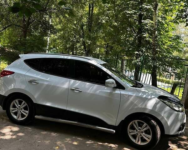Белый Хендай их35, объемом двигателя 2 л и пробегом 162 тыс. км за 11300 $, фото 5 на Automoto.ua