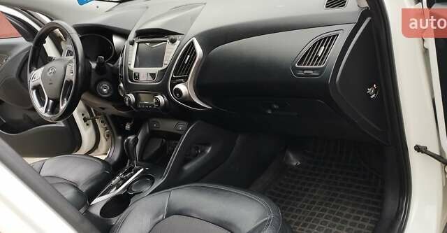 Белый Хендай их35, объемом двигателя 2 л и пробегом 215 тыс. км за 9300 $, фото 6 на Automoto.ua