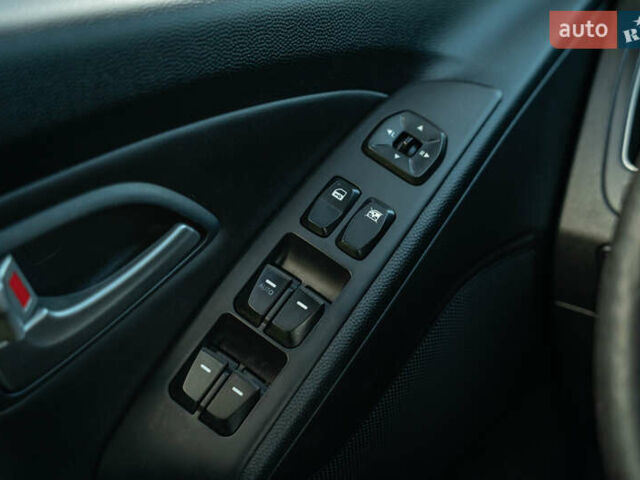 Белый Хендай их35, объемом двигателя 2 л и пробегом 300 тыс. км за 12900 $, фото 15 на Automoto.ua