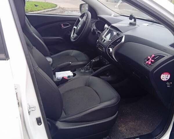 Белый Хендай их35, объемом двигателя 2 л и пробегом 202 тыс. км за 12500 $, фото 2 на Automoto.ua