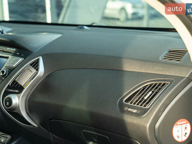 Белый Хендай их35, объемом двигателя 2 л и пробегом 300 тыс. км за 12900 $, фото 27 на Automoto.ua