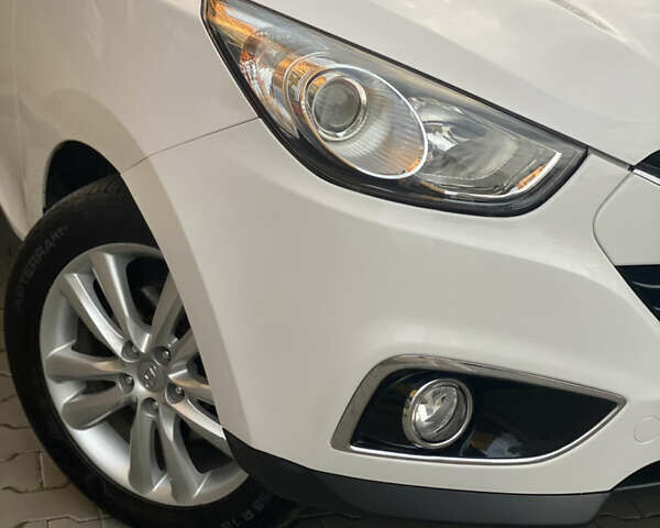 Белый Хендай их35, объемом двигателя 1.7 л и пробегом 255 тыс. км за 12200 $, фото 3 на Automoto.ua