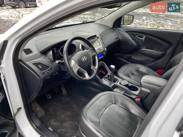 Белый Хендай их35, объемом двигателя 1.7 л и пробегом 258 тыс. км за 10900 $, фото 11 на Automoto.ua