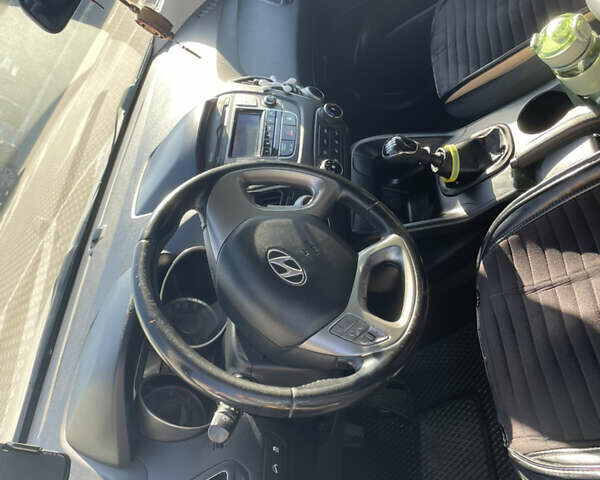 Белый Хендай их35, объемом двигателя 1.7 л и пробегом 198 тыс. км за 12500 $, фото 6 на Automoto.ua