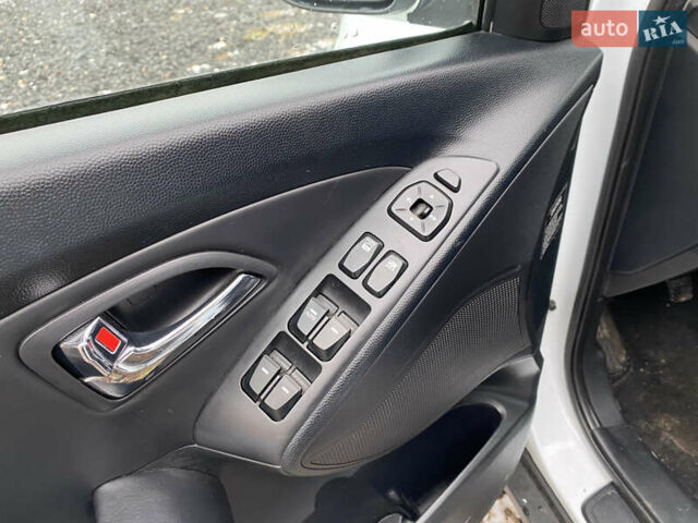 Белый Хендай их35, объемом двигателя 1.7 л и пробегом 258 тыс. км за 10900 $, фото 10 на Automoto.ua