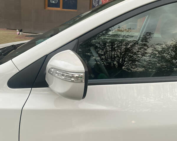 Белый Хендай их35, объемом двигателя 1.7 л и пробегом 255 тыс. км за 12200 $, фото 11 на Automoto.ua