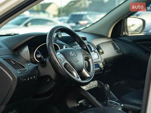 Белый Хендай их35, объемом двигателя 2 л и пробегом 300 тыс. км за 12900 $, фото 17 на Automoto.ua