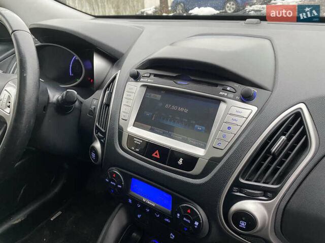 Белый Хендай их35, объемом двигателя 1.7 л и пробегом 258 тыс. км за 10900 $, фото 14 на Automoto.ua