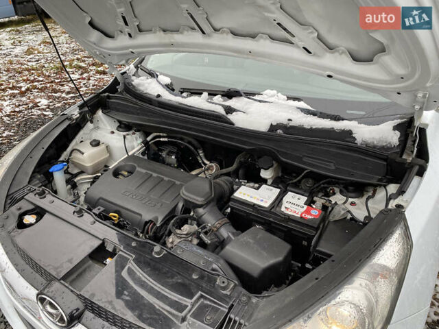 Белый Хендай их35, объемом двигателя 1.7 л и пробегом 258 тыс. км за 10900 $, фото 23 на Automoto.ua