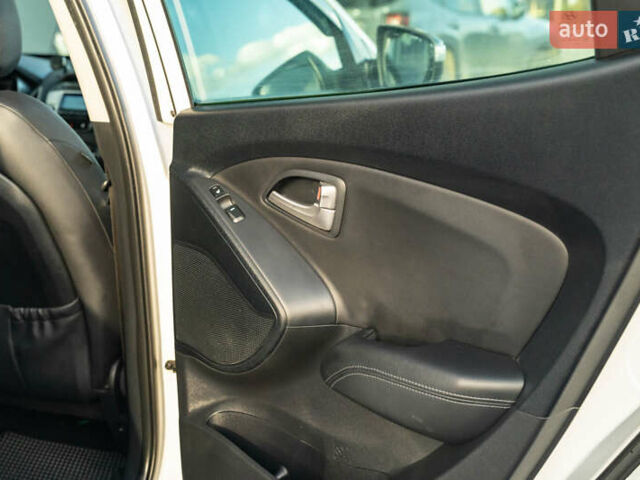 Белый Хендай их35, объемом двигателя 2 л и пробегом 300 тыс. км за 12900 $, фото 36 на Automoto.ua