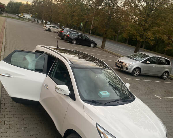 Белый Хендай их35, объемом двигателя 1.7 л и пробегом 255 тыс. км за 12200 $, фото 9 на Automoto.ua