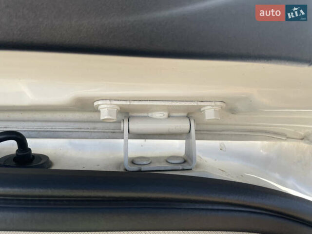 Белый Хендай их35, объемом двигателя 1.7 л и пробегом 198 тыс. км за 12500 $, фото 8 на Automoto.ua