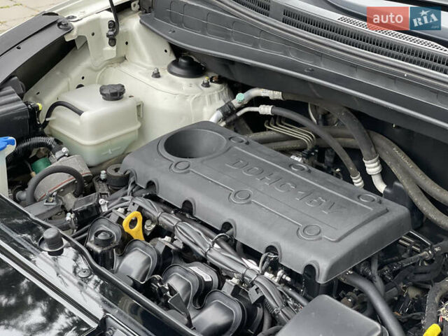 Белый Хендай их35, объемом двигателя 2.4 л и пробегом 118 тыс. км за 12900 $, фото 22 на Automoto.ua