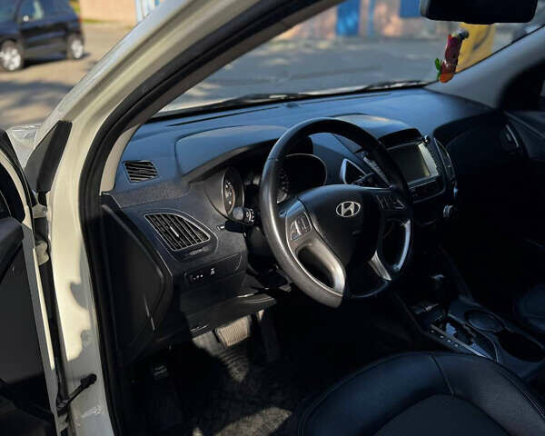 Белый Хендай их35, объемом двигателя 2 л и пробегом 101 тыс. км за 12900 $, фото 13 на Automoto.ua