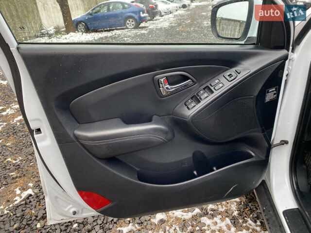 Белый Хендай их35, объемом двигателя 1.7 л и пробегом 258 тыс. км за 10900 $, фото 9 на Automoto.ua