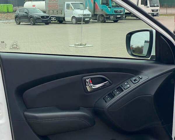 Белый Хендай их35, объемом двигателя 2 л и пробегом 145 тыс. км за 11500 $, фото 12 на Automoto.ua