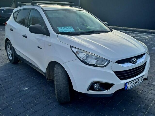 Белый Хендай их35, объемом двигателя 1.7 л и пробегом 217 тыс. км за 11500 $, фото 2 на Automoto.ua