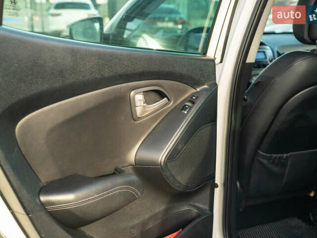 Белый Хендай их35, объемом двигателя 2 л и пробегом 300 тыс. км за 12900 $, фото 35 на Automoto.ua