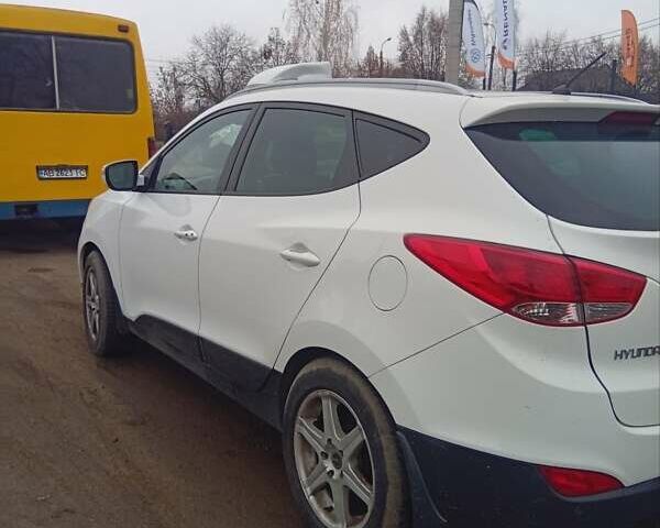 Белый Хендай их35, объемом двигателя 2 л и пробегом 202 тыс. км за 12500 $, фото 4 на Automoto.ua
