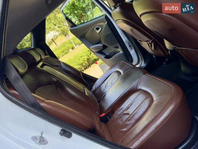 Хендай их35 2011 в Межгорье на Automoto.ua Белый Хендай их35, объемом двигателя 2 л и пробегом 235 тыс. км за 11100 $, фото 32 на Automoto.ua