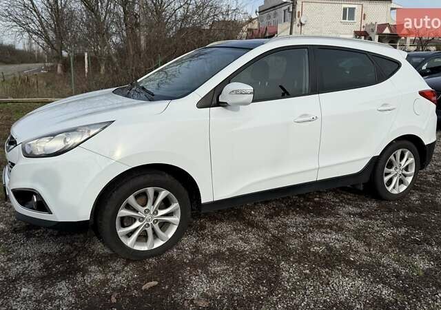 Белый Хендай их35, объемом двигателя 2 л и пробегом 235 тыс. км за 10999 $, фото 2 на Automoto.ua