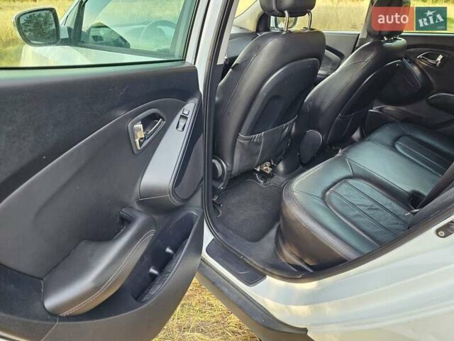 Белый Хендай их35, объемом двигателя 2 л и пробегом 180 тыс. км за 12500 $, фото 14 на Automoto.ua