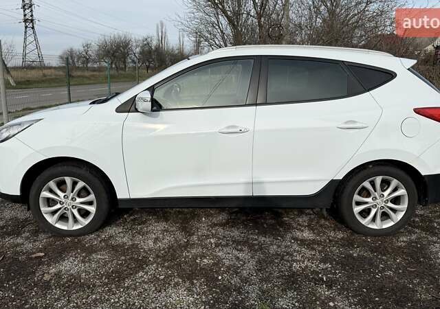 Белый Хендай их35, объемом двигателя 2 л и пробегом 235 тыс. км за 10999 $, фото 6 на Automoto.ua