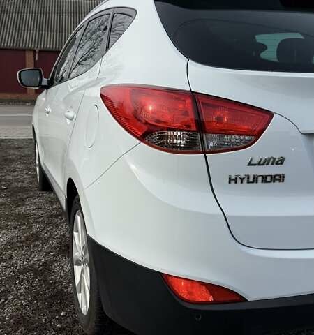 Белый Хендай их35, объемом двигателя 2 л и пробегом 235 тыс. км за 10999 $, фото 16 на Automoto.ua