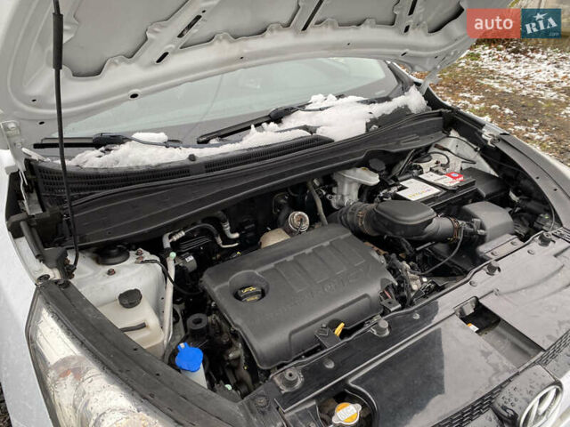 Белый Хендай их35, объемом двигателя 1.7 л и пробегом 258 тыс. км за 10900 $, фото 24 на Automoto.ua