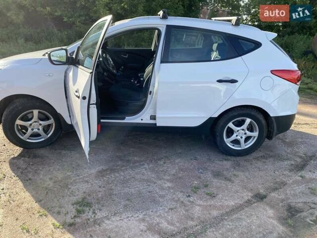 Белый Хендай их35, объемом двигателя 1.7 л и пробегом 215 тыс. км за 11300 $, фото 3 на Automoto.ua