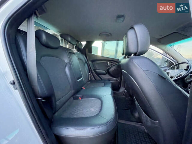 Белый Хендай их35, объемом двигателя 2 л и пробегом 179 тыс. км за 9300 $, фото 10 на Automoto.ua