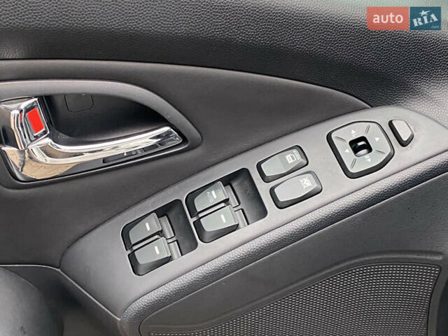 Хендай их35 2011 в Киеве на Automoto.ua Белый Хендай их35, объемом двигателя 2 л и пробегом 145 тыс. км за 11500 $, фото 23 на Automoto.ua