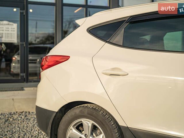 Белый Хендай их35, объемом двигателя 2 л и пробегом 300 тыс. км за 12900 $, фото 8 на Automoto.ua