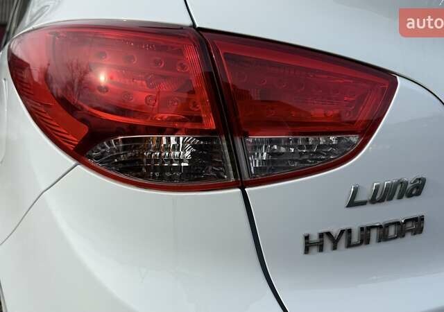 Белый Хендай их35, объемом двигателя 2 л и пробегом 235 тыс. км за 10999 $, фото 8 на Automoto.ua