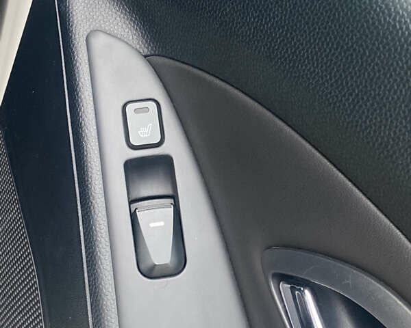 Белый Хендай их35, объемом двигателя 2 л и пробегом 145 тыс. км за 11500 $, фото 28 на Automoto.ua