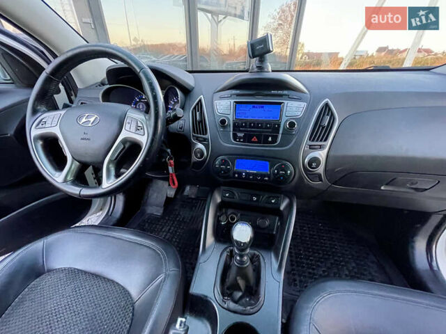 Белый Хендай их35, объемом двигателя 2 л и пробегом 179 тыс. км за 9300 $, фото 14 на Automoto.ua