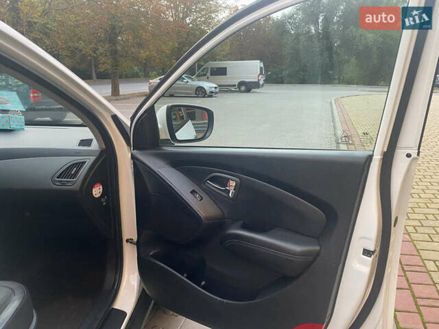 Белый Хендай их35, объемом двигателя 1.7 л и пробегом 255 тыс. км за 12200 $, фото 7 на Automoto.ua