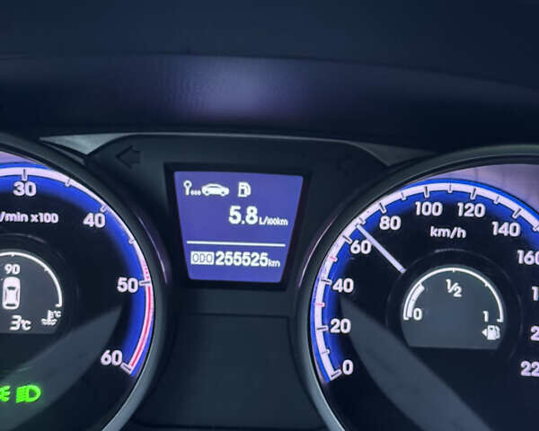 Белый Хендай их35, объемом двигателя 1.7 л и пробегом 255 тыс. км за 12200 $, фото 5 на Automoto.ua