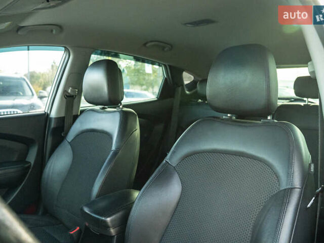 Белый Хендай их35, объемом двигателя 2 л и пробегом 300 тыс. км за 12900 $, фото 29 на Automoto.ua