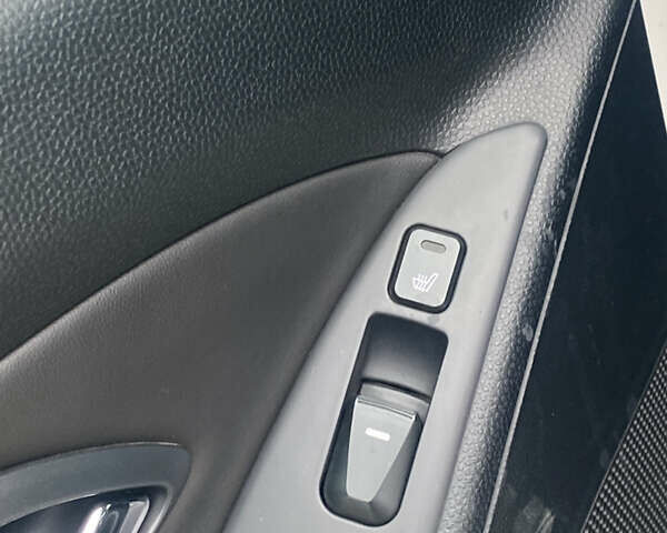 Белый Хендай их35, объемом двигателя 2 л и пробегом 145 тыс. км за 11500 $, фото 32 на Automoto.ua