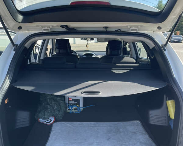 Белый Хендай их35, объемом двигателя 1.7 л и пробегом 198 тыс. км за 12500 $, фото 7 на Automoto.ua