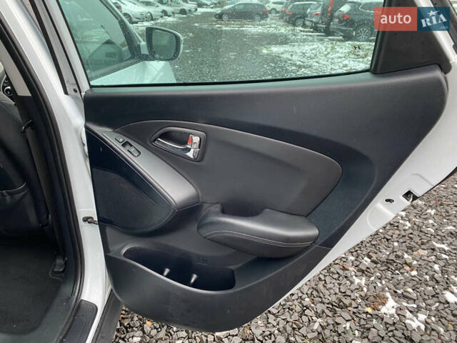 Белый Хендай их35, объемом двигателя 1.7 л и пробегом 258 тыс. км за 10900 $, фото 16 на Automoto.ua