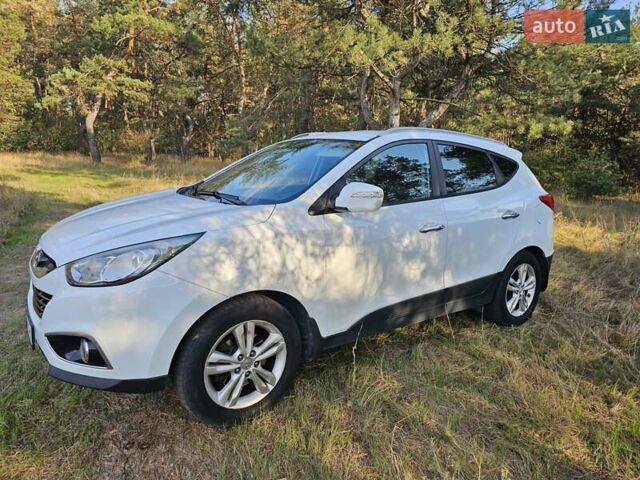 Белый Хендай их35, объемом двигателя 2 л и пробегом 180 тыс. км за 12500 $, фото 32 на Automoto.ua