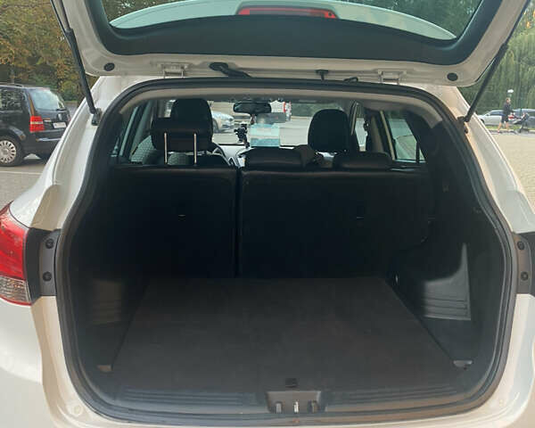 Белый Хендай их35, объемом двигателя 1.7 л и пробегом 255 тыс. км за 12200 $, фото 2 на Automoto.ua