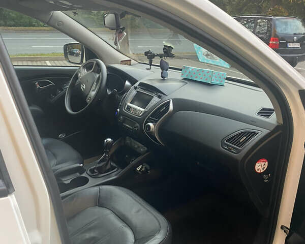 Белый Хендай их35, объемом двигателя 1.7 л и пробегом 255 тыс. км за 12200 $, фото 4 на Automoto.ua