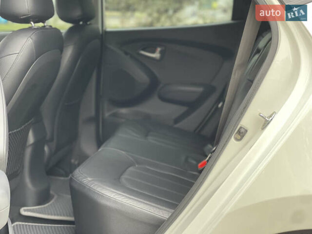 Белый Хендай их35, объемом двигателя 2.4 л и пробегом 118 тыс. км за 12900 $, фото 44 на Automoto.ua